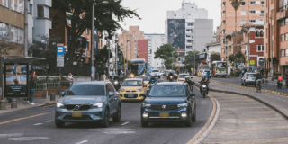 Foto de vehículos transitando por vías de Bogotá.