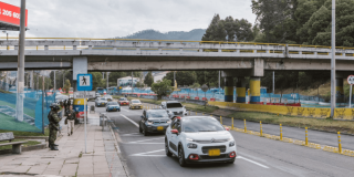 Foto de vehículos transitando por una vía de Bogotá.