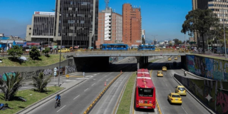 Foto de una vía de Bogotá donde hay varios taxis.