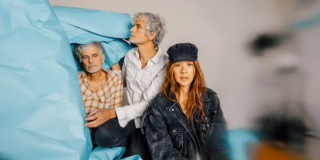 Imagen de una mujer y dos hombres, integrantes de la banda neoyorkina.