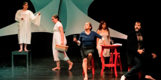 Imagen de varias mujeres en escena con cara de angustia.