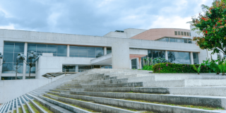 Imagen exterior de la Biblioteca Pública Julio Mario Santo Domingo