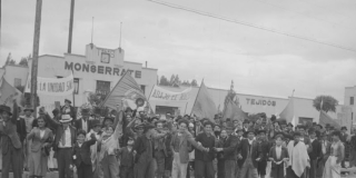Imagen en blanco y negro de Huelga de trabajadores del sindicato, Fábrica de Hilados y Tejidos Monserrate / 1940 / Colombia Negativo en acetato digitalizado / De la colección del Museo de Bogotá - IDPC