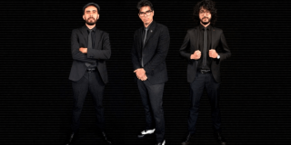 Imagen de 3 hombres con trajes negros con fondo oscuro, integrantes de 'FatsO'