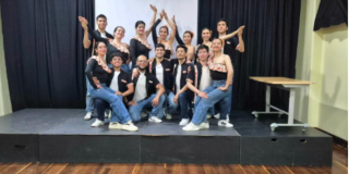 Imagen de varios jóvenes, hombres y mujeres con vestidos típicos de salsa.