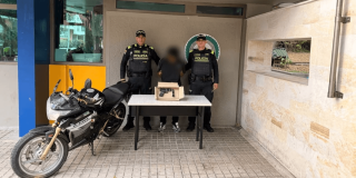 Foto que muestra dos policías y un capturado 