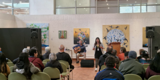 Imagen de mujer en escenario en las Bibliotecas públicas de Bogotá