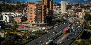 Imagen panorámica de Bogotá donde se ven carros y edificios 