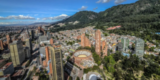 Imagen panorámica de Bogotá donde se aprecia un día soleado.
