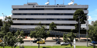 Foto que muestra una fachada de un edificio blanco con el letrero Secretaría de Educación 