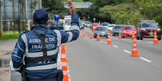Foto de una agente de tránsito en una vía de Bogotá