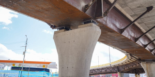 Foto de la estructura de un puente en Bogotá.