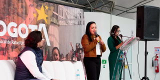 Foto de una funcionaria hablando en una tarima.