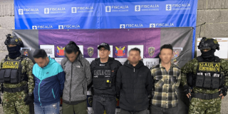 Cuatro personas capturadas, junto a militares del Gaula.