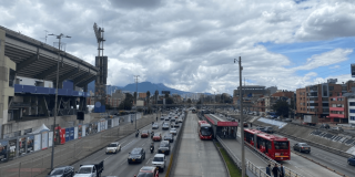 Foto que muestra vehículos, TransMilenios y el estadio El Campín. 