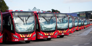 Foto de varios buses de TransMilenio estacionados 