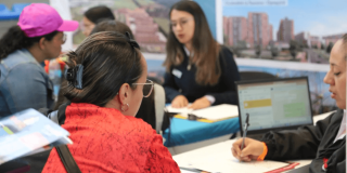 Foto que muestra dos mujeres hablando 