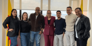 Foto que muestra personas reunidas sonriendo 