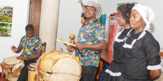 Palanqueros tocando instrumentos musicales en un evento en Bogotá.