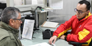 Foto de un funcionario ayudando a un ciudadano 
