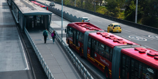 Foto de buses de TransMilenio en una vía de Bogotá