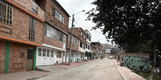 Foto que muestra una calle y casas 