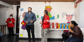 Foto que muestra varias personas hablando 