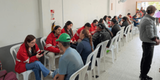 Foto que muestra un grupo de personas hablando en Bogotá.