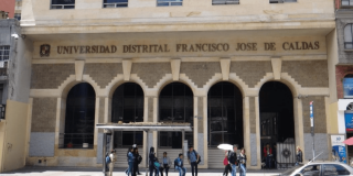 Foto que muestra la fachada de la Universidad Distrital Francisco Jose de Caldas 