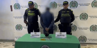 Hombre capturado en medio de dos policías