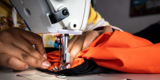 Persona utilizando una maquina de coser 
