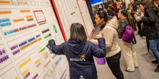 Funcionaria de la Alcaldía de Bogotá guiando a participante de la Meferia de Empleo