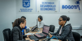 Persona mayor de 50 años acudiendo a los servicios de la Secretaría Distrital de Desarrollo Económico