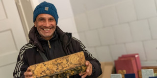 Freddy Afanador con una de sus creaciones en el Centro de Cuidado Transitorio Los Caminantes