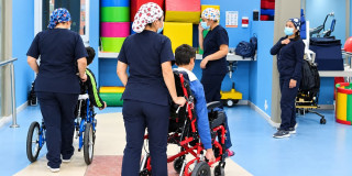 Foto de un Centro Amar con niños o personas en discapacidad accediendo a servicios sociales en Bogotá.