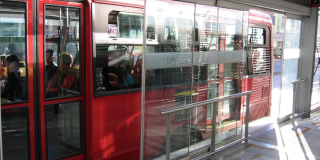 Foto de un bus de TransMilenio estacionado