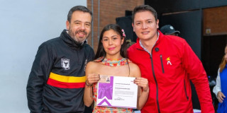 Alcalde Carlos Fernando Galán con mujer de la Localidad de Santa Fe que recibió licencia de conducción