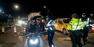 Foto de policías en puesto de control sobre restricción de circulación motociclistas en Bogotá durante Halloween 2026