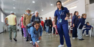 Foto de beneficiarios de comedores comunitarios con bienestar en Bogotá.