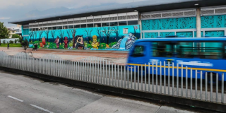 Foto de un bus en una vía de Bogotá 