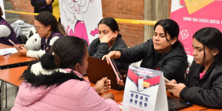 Funcionarias de la Secretaría Distrital de Integración Social el jornada de información sobre Ingreso Mónimo Garantizado