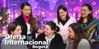 Foto de mujeres en una reunión en un encuentro en Bogotá.