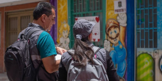 Foto de encuestadores en calles de Bogotá.