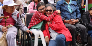 Foto de una niña abrazando a una mujer 