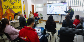 Foto de funcionarios de la localidad de San Cristóbal e una reunión 