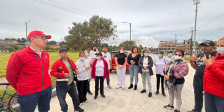 Foto de funcionarios de la localidad de Kennedy en ua obra 