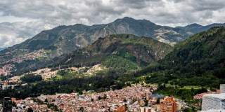 Foto de viviendas en Bogotá y de fondo los Cerros Orientales.