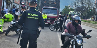 Foto de un puesto de control de tránsito y movilidad en Bogotá.