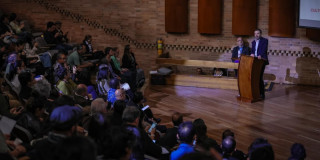 Foto de la participación del alcalde Carlos Fernando Galán durante la apertura del Seminario Internacional 'Cultura, cognición y cambio social'.