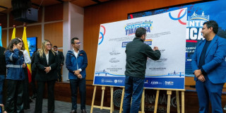 Foto de la firma del acuerdo entre Bogotá, Cundinamarca y Soacha para construir el nuevo Ciclopuente Tibanica.